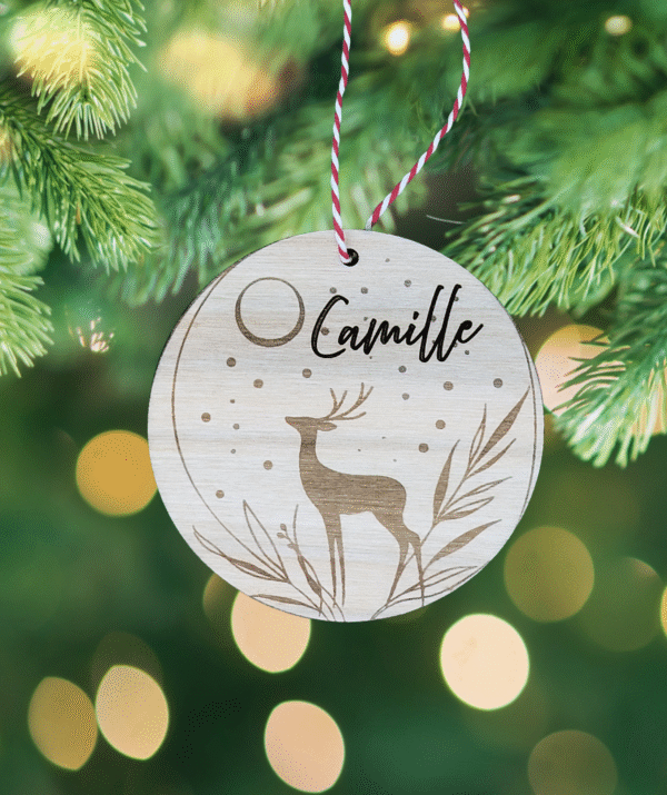 Cerf de Noël sous la neige