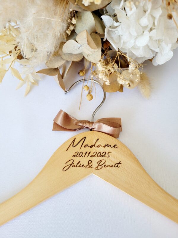Cintre marié personnalisé en bois